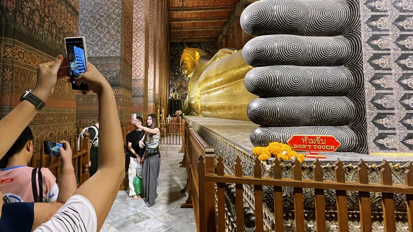 wat pho tourist phone feat - thailande-fr